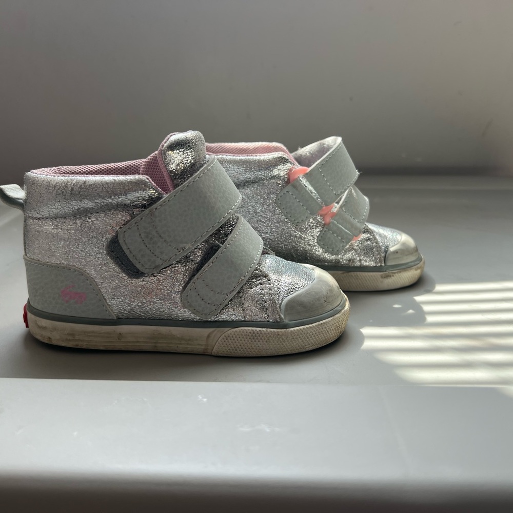 SEE KAI RUN SNEAKERS SIZE 7